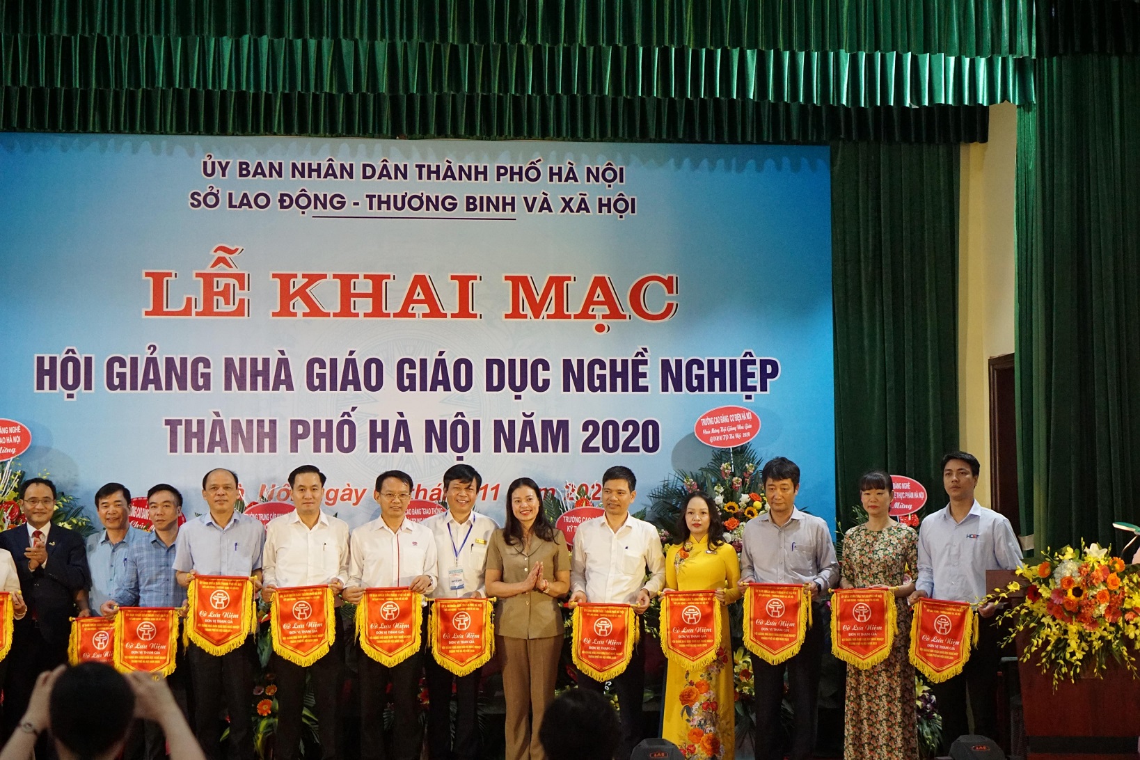 Lãnh đạo Sở LĐTB&XH Hà Nội trao Cờ lưu niệm cho các đơn vị tham gia Hội giảng nhà giáo giáo dục nghề nghiệp TP Hà Nội năm 2020. 